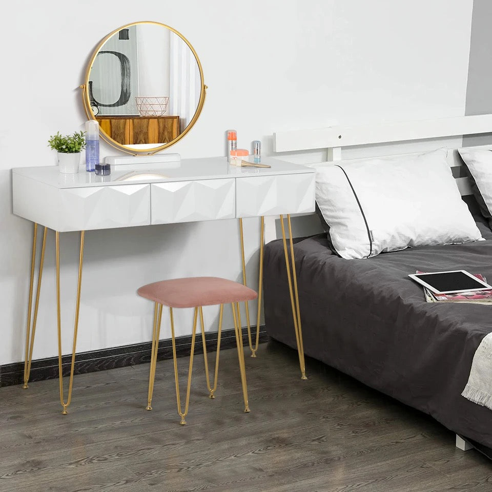 Eleganz und Praktikabilität: Der 360-Grad-Drehspiegel Schminktisch als Raumjuwel