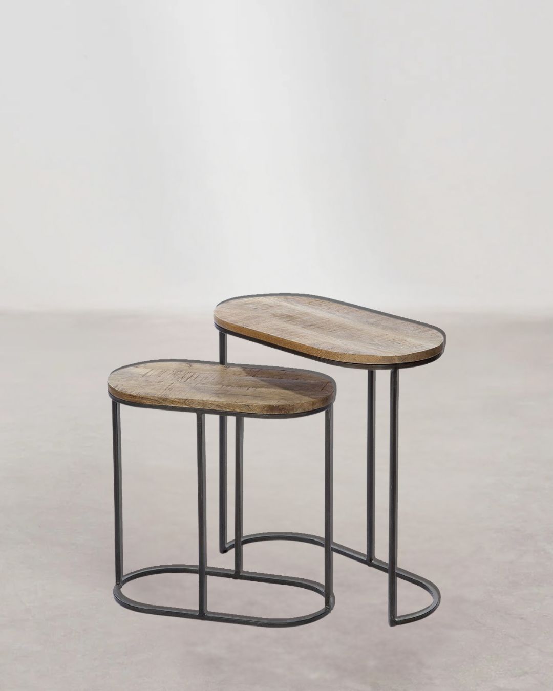 2-teiliges Beistelltisch-Set „Camara“ aus Mangoholz in Naturfarben mit schwarzen Akzenten.