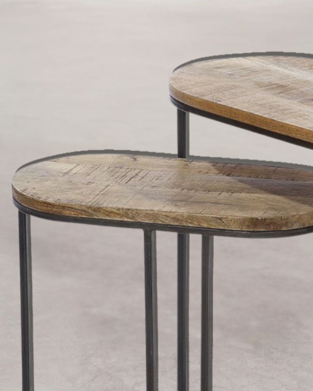Eleganter ovaler Beistelltisch aus Holz – stilvolle Ergänzung für moderne Wohnräume.