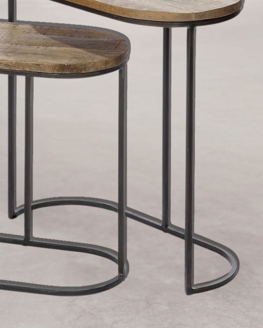 Detailaufnahme der hochwertigen Holzmaserung des „Camara“ Beistelltischs.