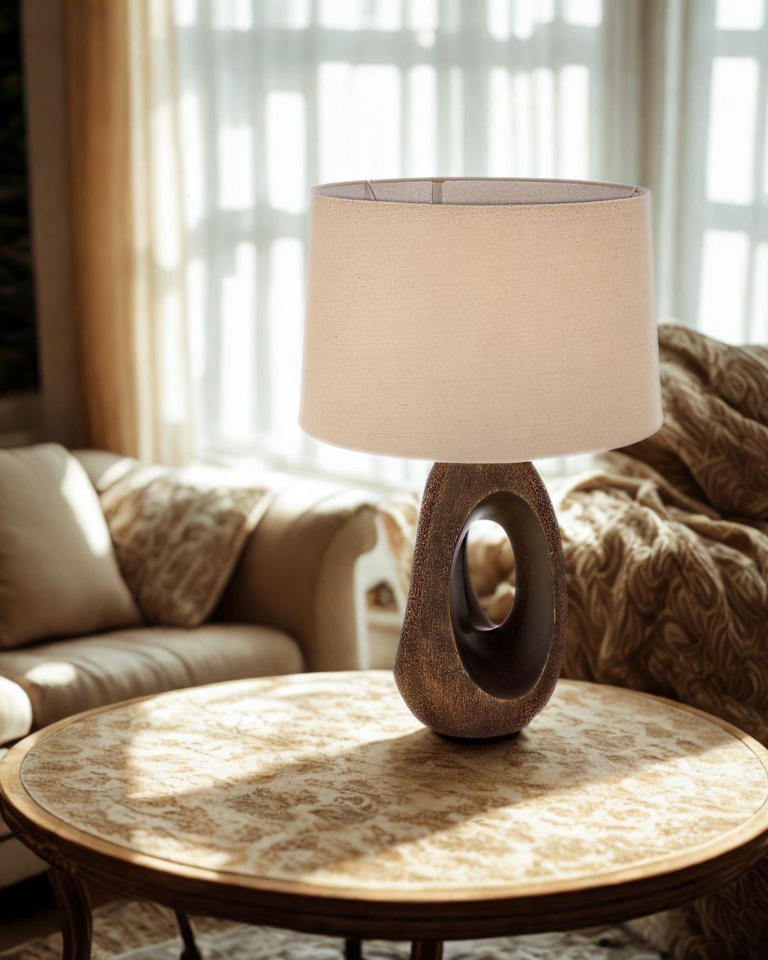 Moderne Tischlampe als dekorative Beleuchtung für Wohn- und Schlafräume.