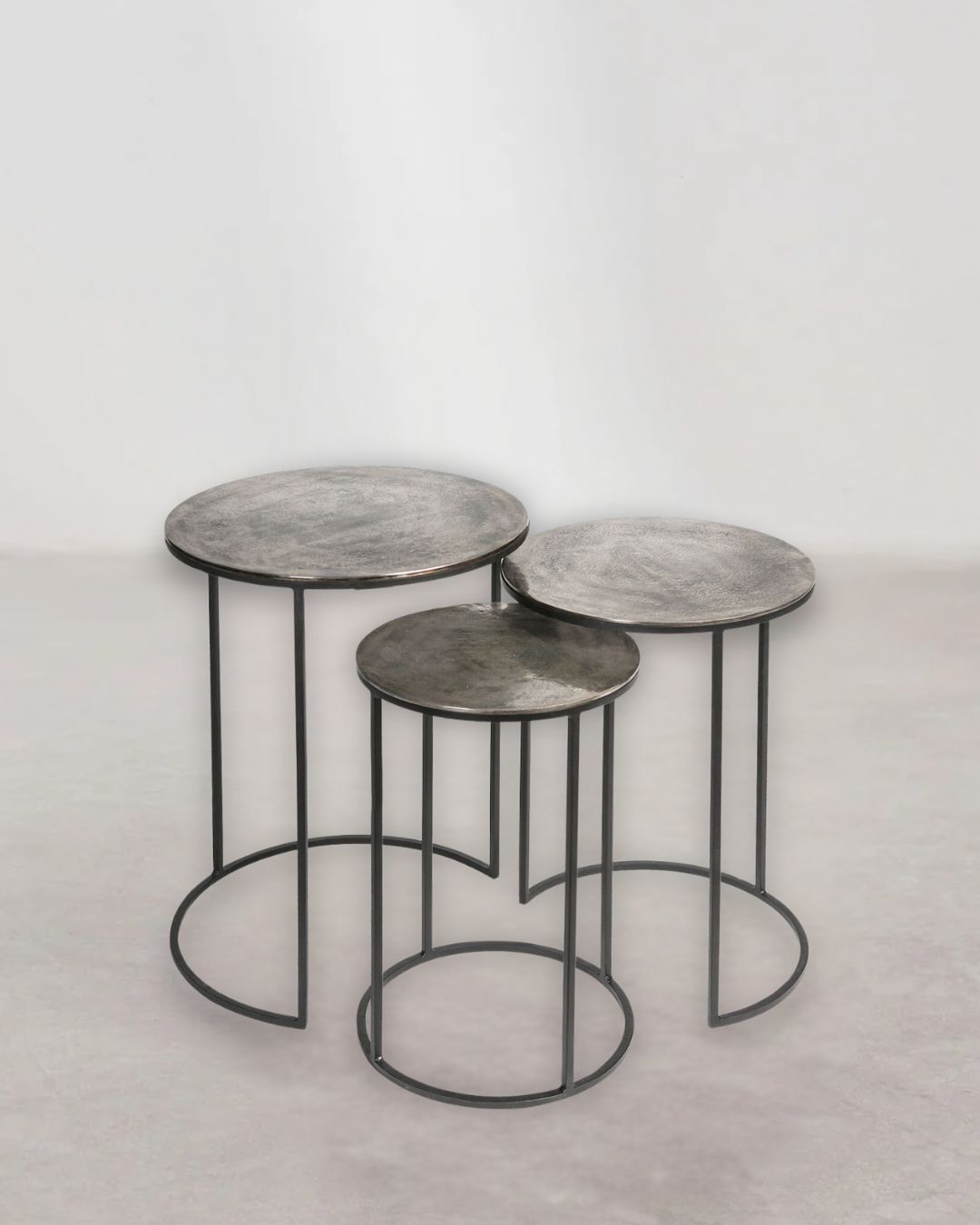 3-teiliges rundes Beistelltisch-Set „Millenium“ aus Aluminium in Anthrazit und Schwarz.