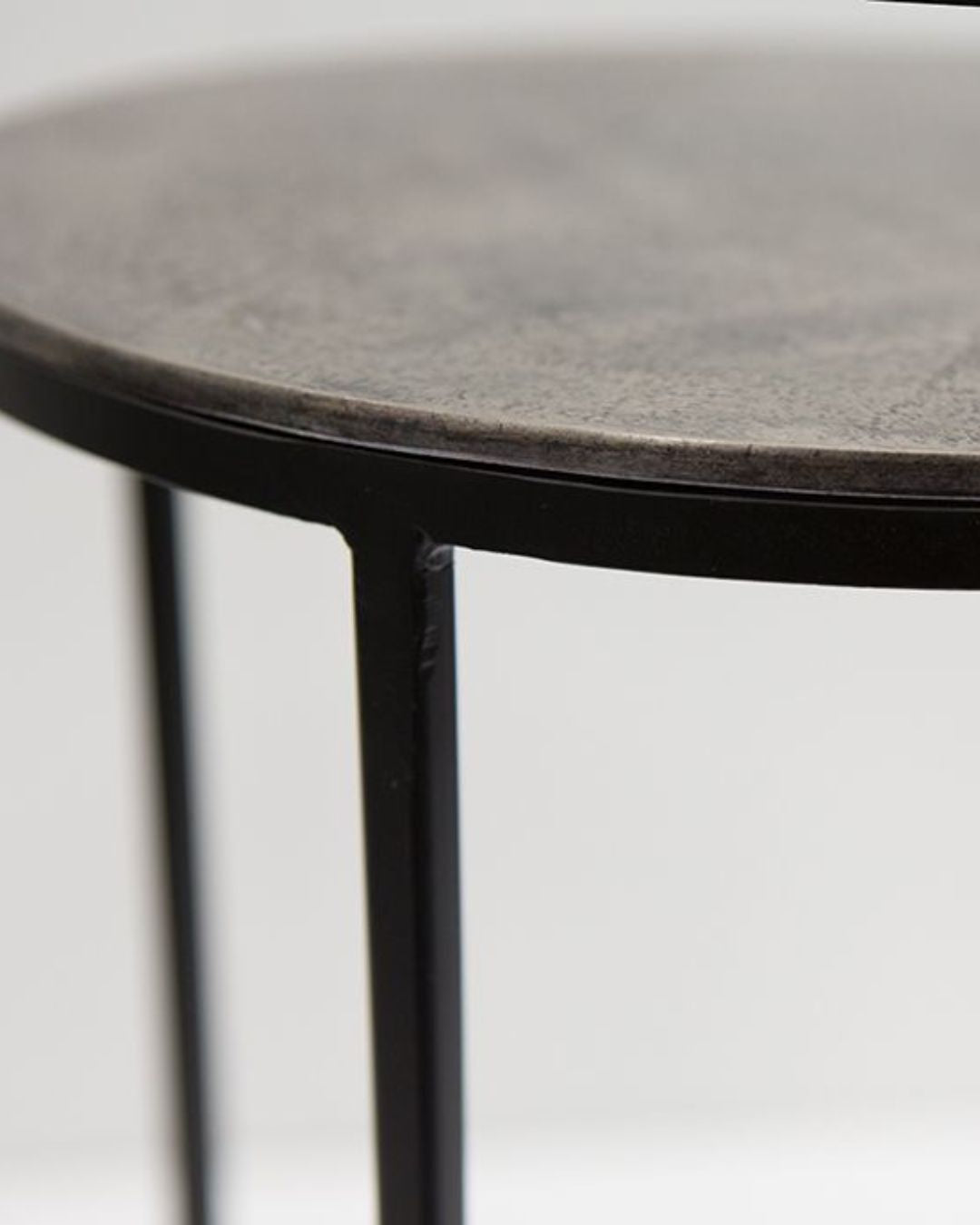 Modernes Beistelltisch-Set mit industriellem Design – perfekt für zeitgemäße Wohnräume.