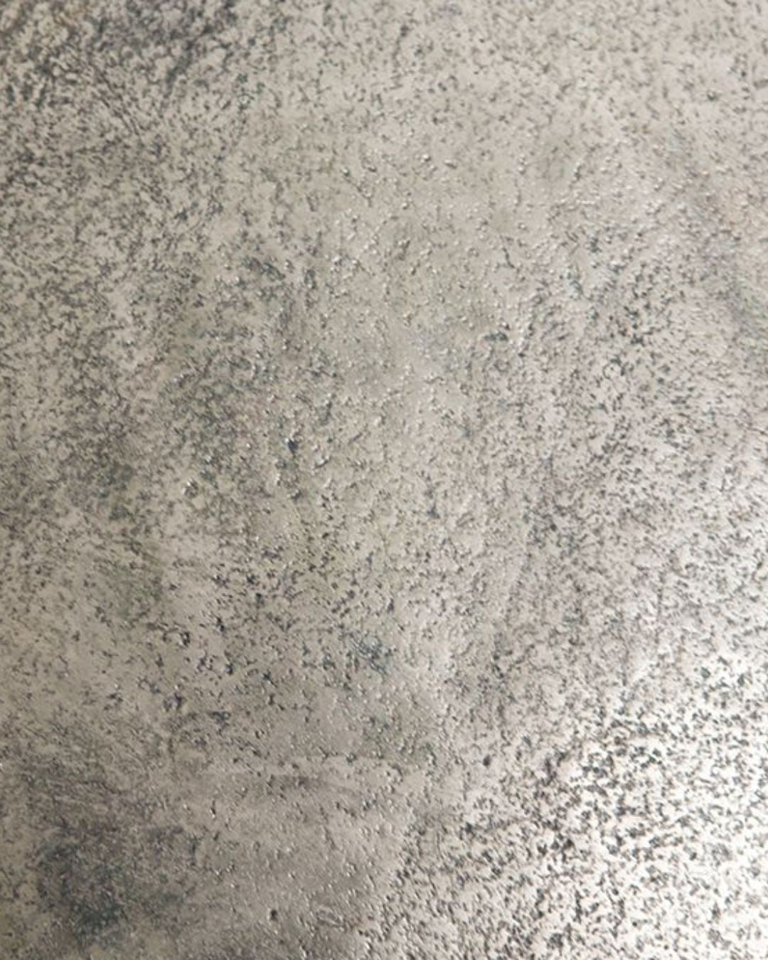 Detailaufnahme der hochwertigen Aluminiumoberfläche des „Millenium“ Tisch-Sets.