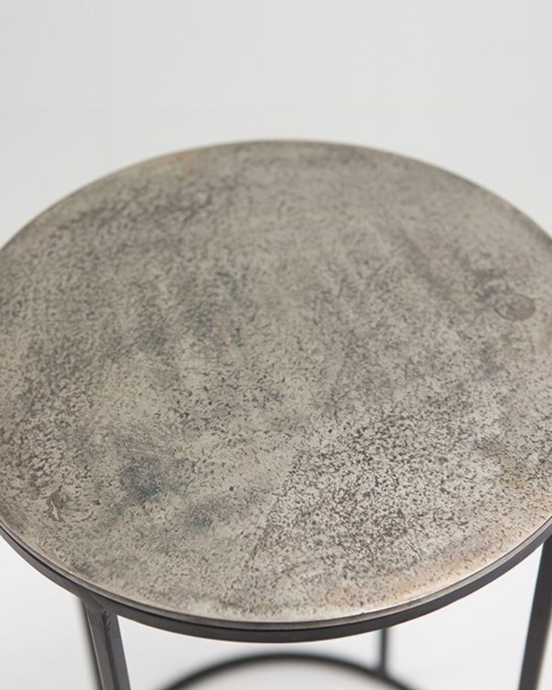 Vielseitiges Beistelltisch-Set mit platzsparendem Design.