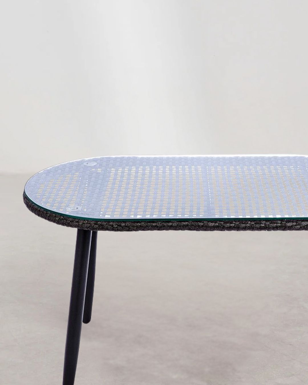 Modernes Outdoor-Set mit zwei Sesseln, einer Bank und einem Tisch mit Glasoberfläche.