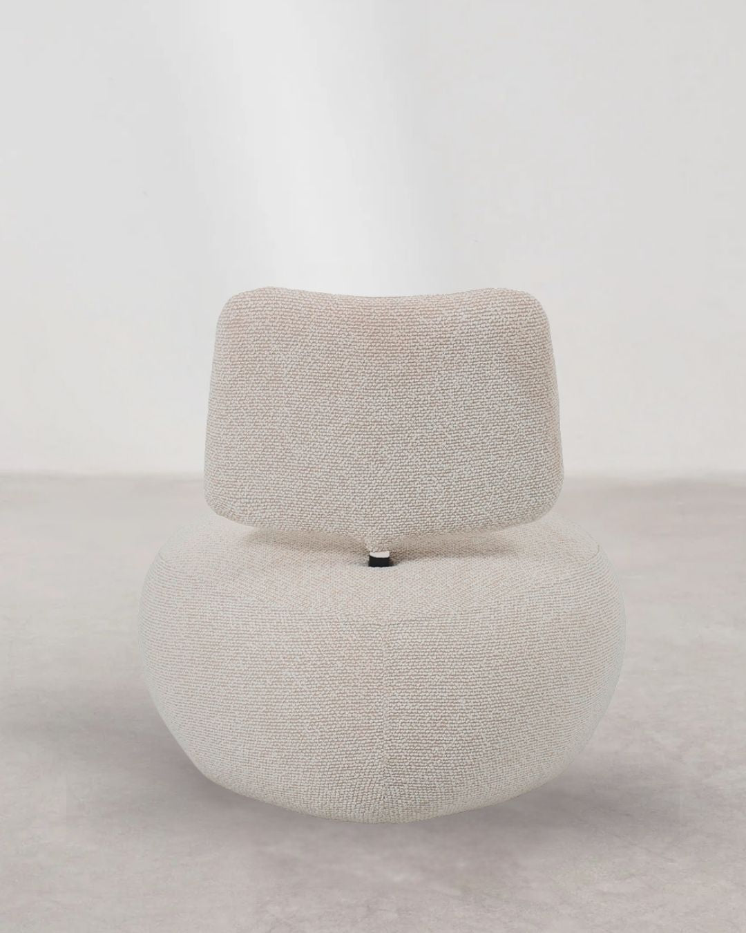Gepolsterter Hocker im skandinavischen Design