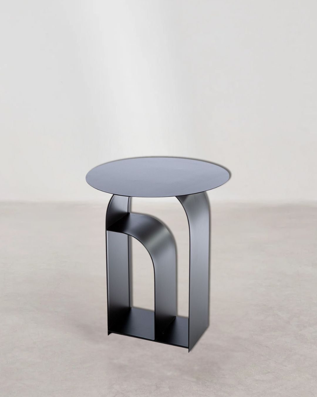 Runder Beistelltisch "Memphis" aus schwarzem Metall mit modernem Design.