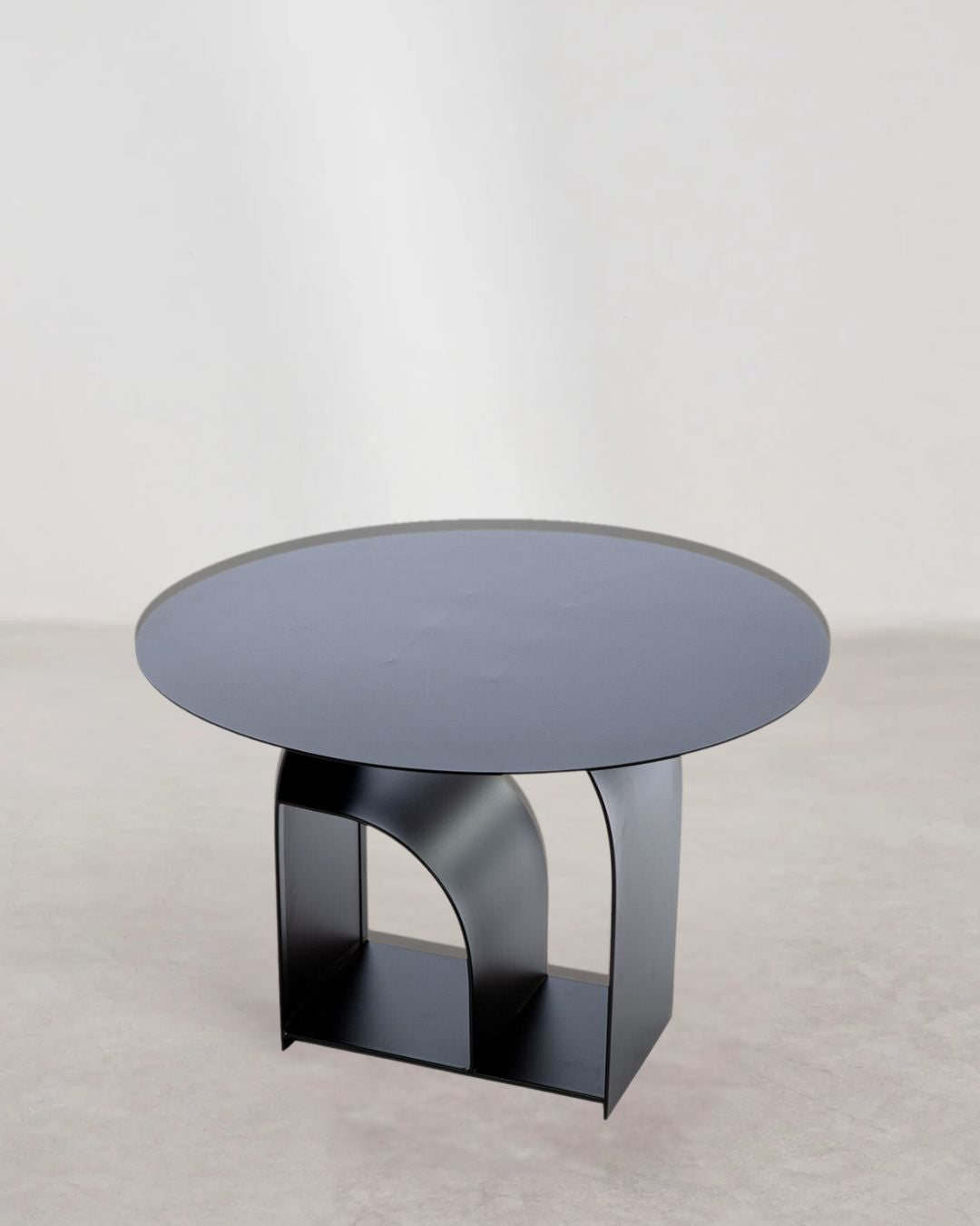 Runder Beistelltisch "Memphis" aus schwarzem Metall mit eleganter Oberfläche.