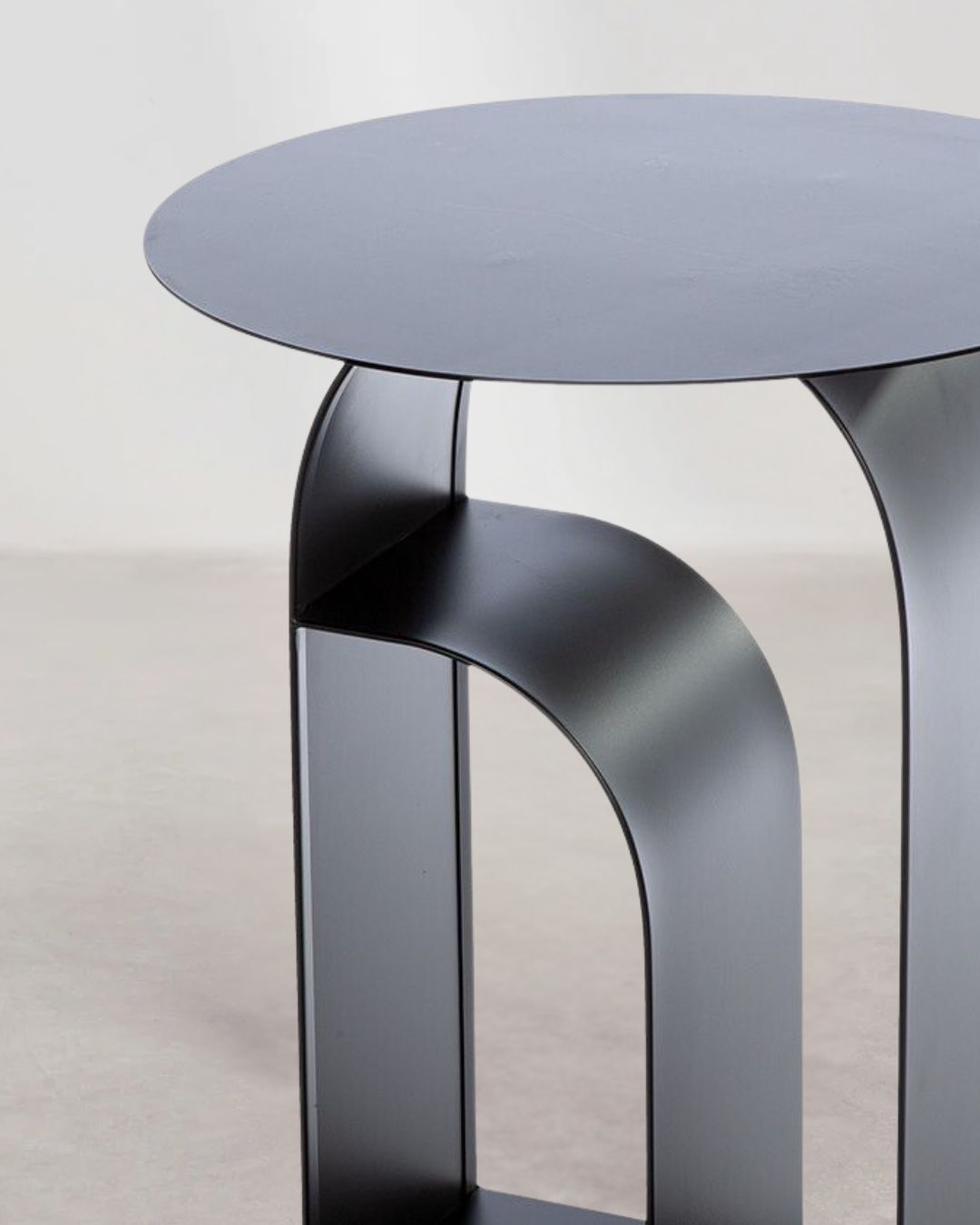 Stilvoller "Memphis" Beistelltisch als praktische Ablage im Wohnzimmer.