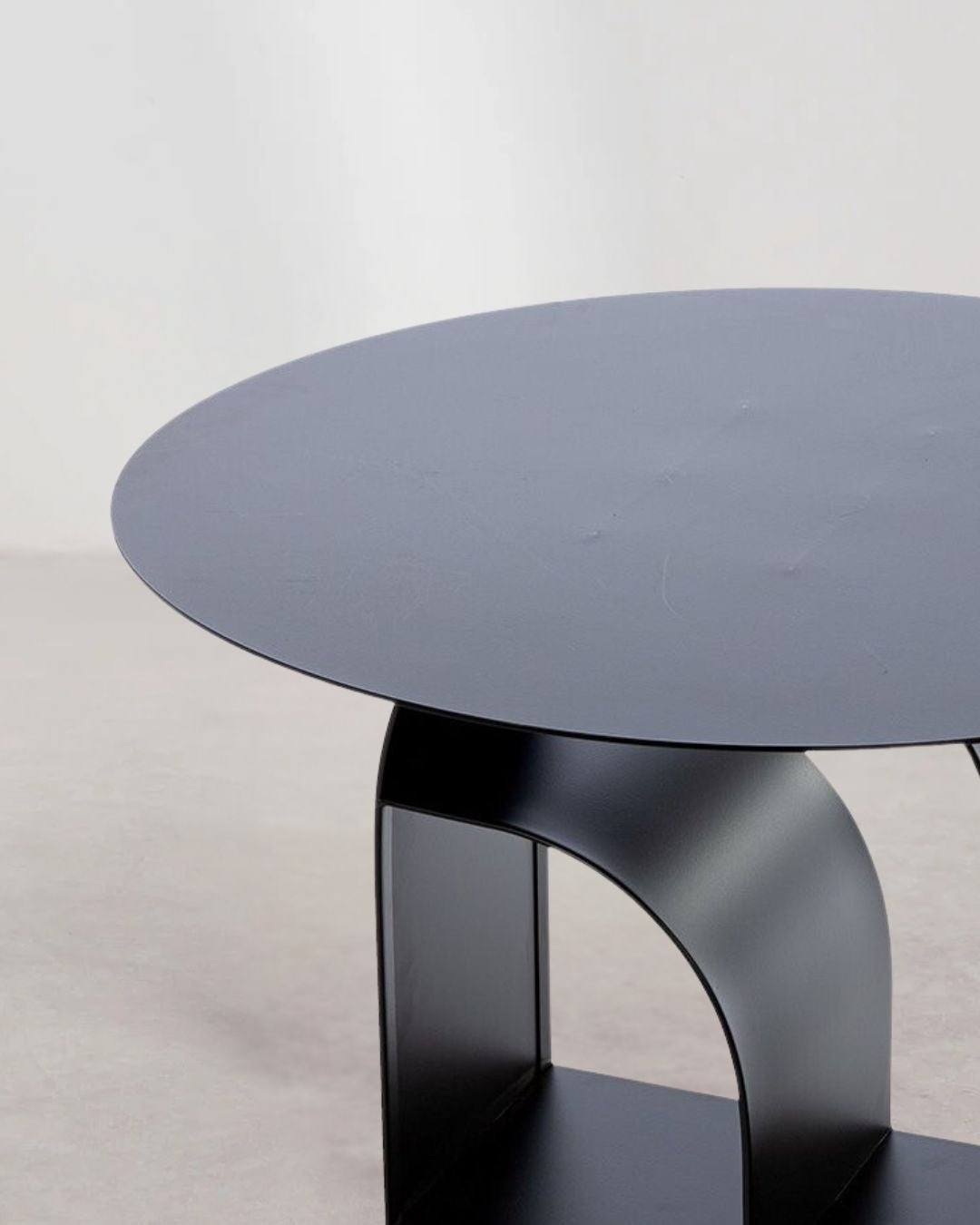 Stilvoller "Memphis" Beistelltisch als modernes Wohnaccessoire.