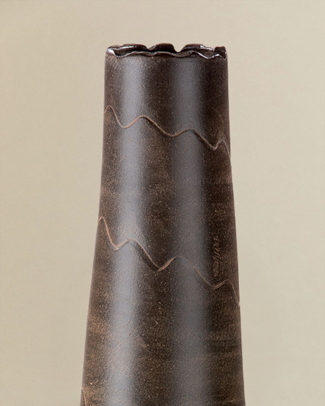 Elegante Keramikvase konisch, modernes Design