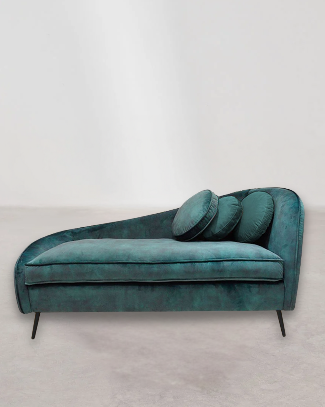 "Chic" Sofa aus Holz und Samt in Grün mit stilvollem Design.