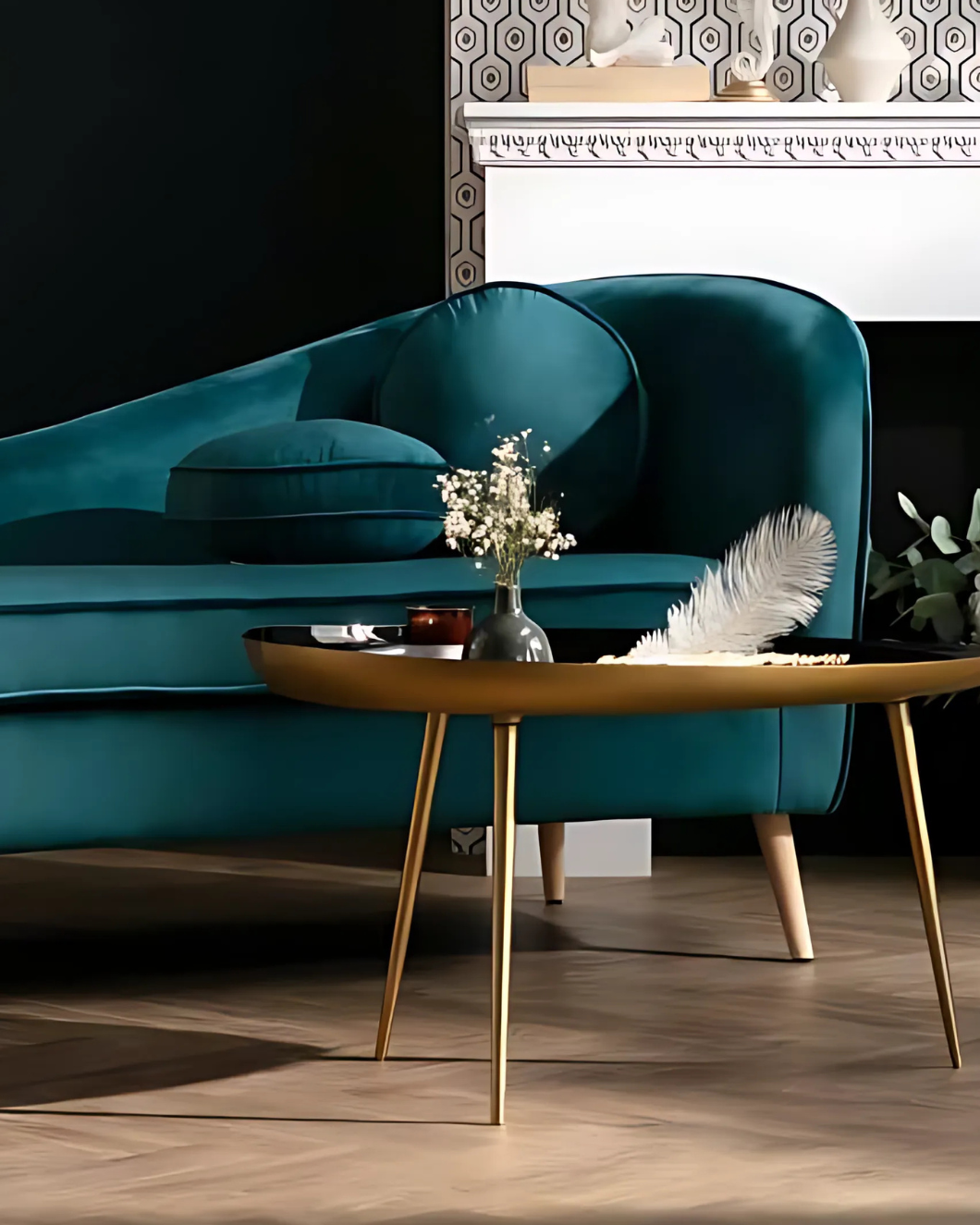 Seitenansicht des grünen "Chic" Sofas mit weicher Polsterung und stabiler Holzkonstruktion.