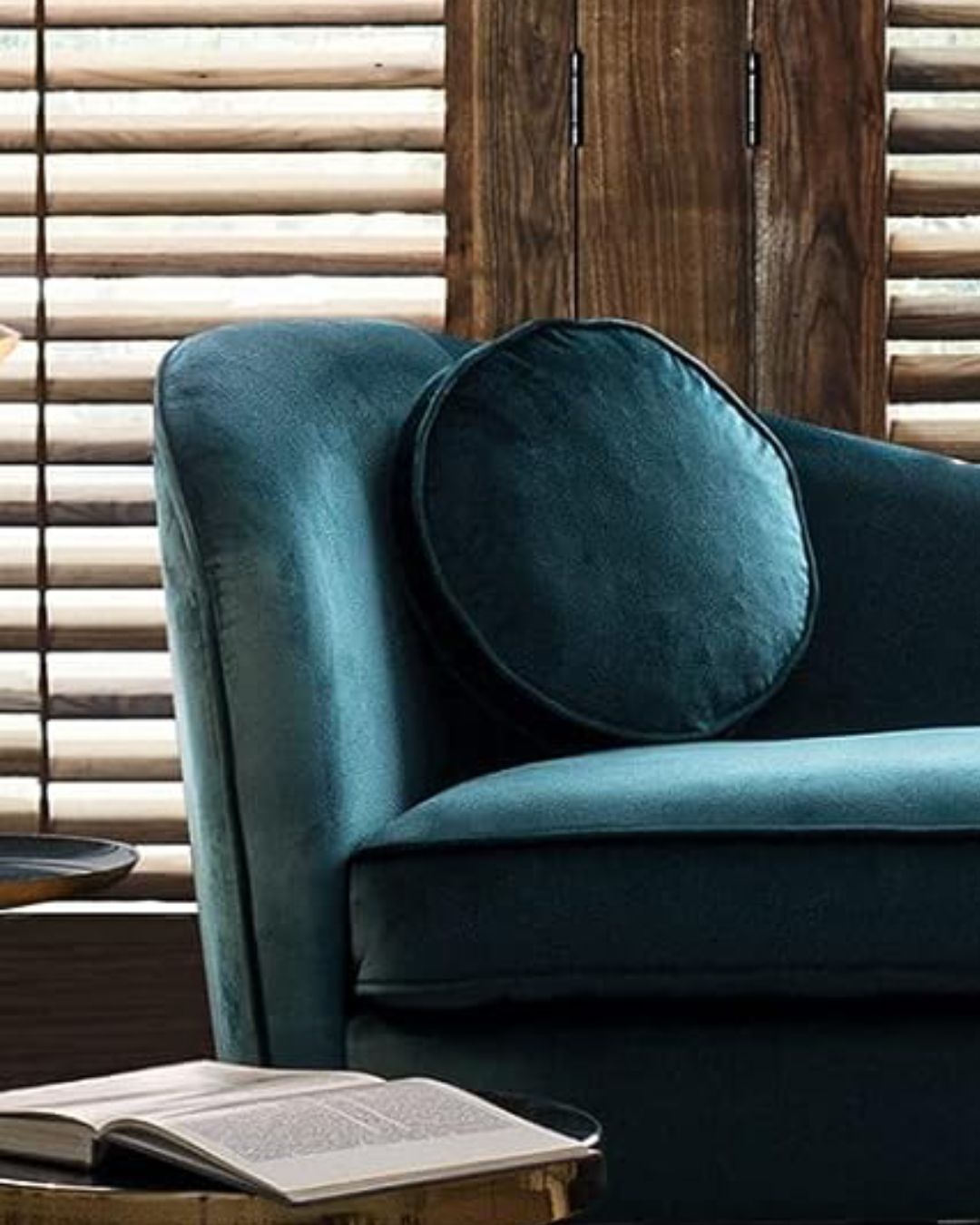 Seitenansicht des "Chic" Sessels mit weicher Polsterung und geschwungenen Linien.