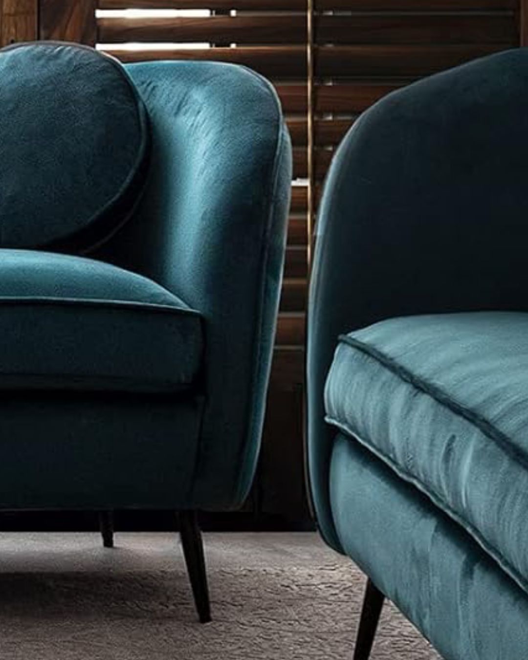 Detailaufnahme des luxuriösen Samtbezugs des "Chic" Sessels in Grün.