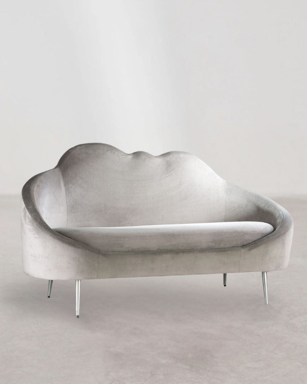 "Cloud" Sofa aus Metall und Samt in Grau mit modernem, luxuriösem Design.