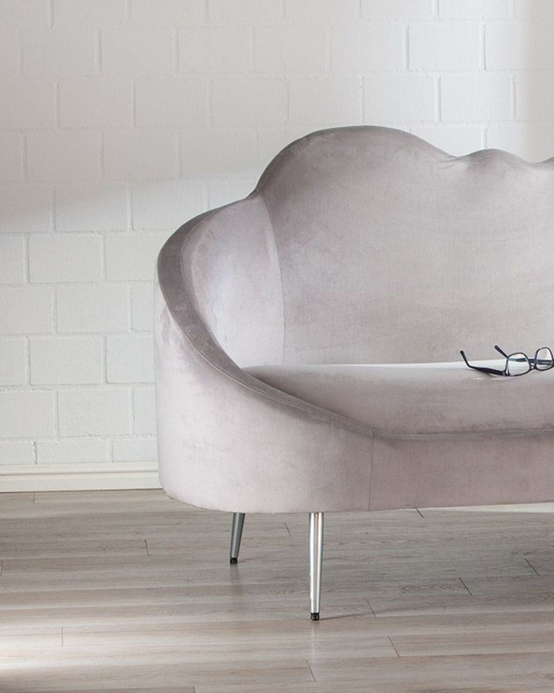 Seitenansicht des grauen "Cloud" Sofas mit weicher Polsterung und stabilem Metallgestell.