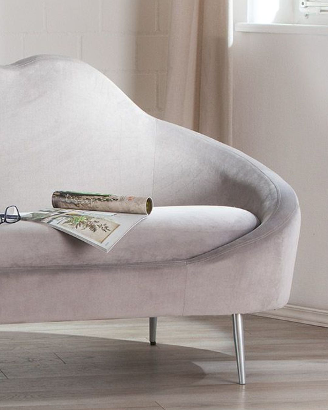 Detailaufnahme des edlen Samtbezugs des "Cloud" Sofas in Grau.