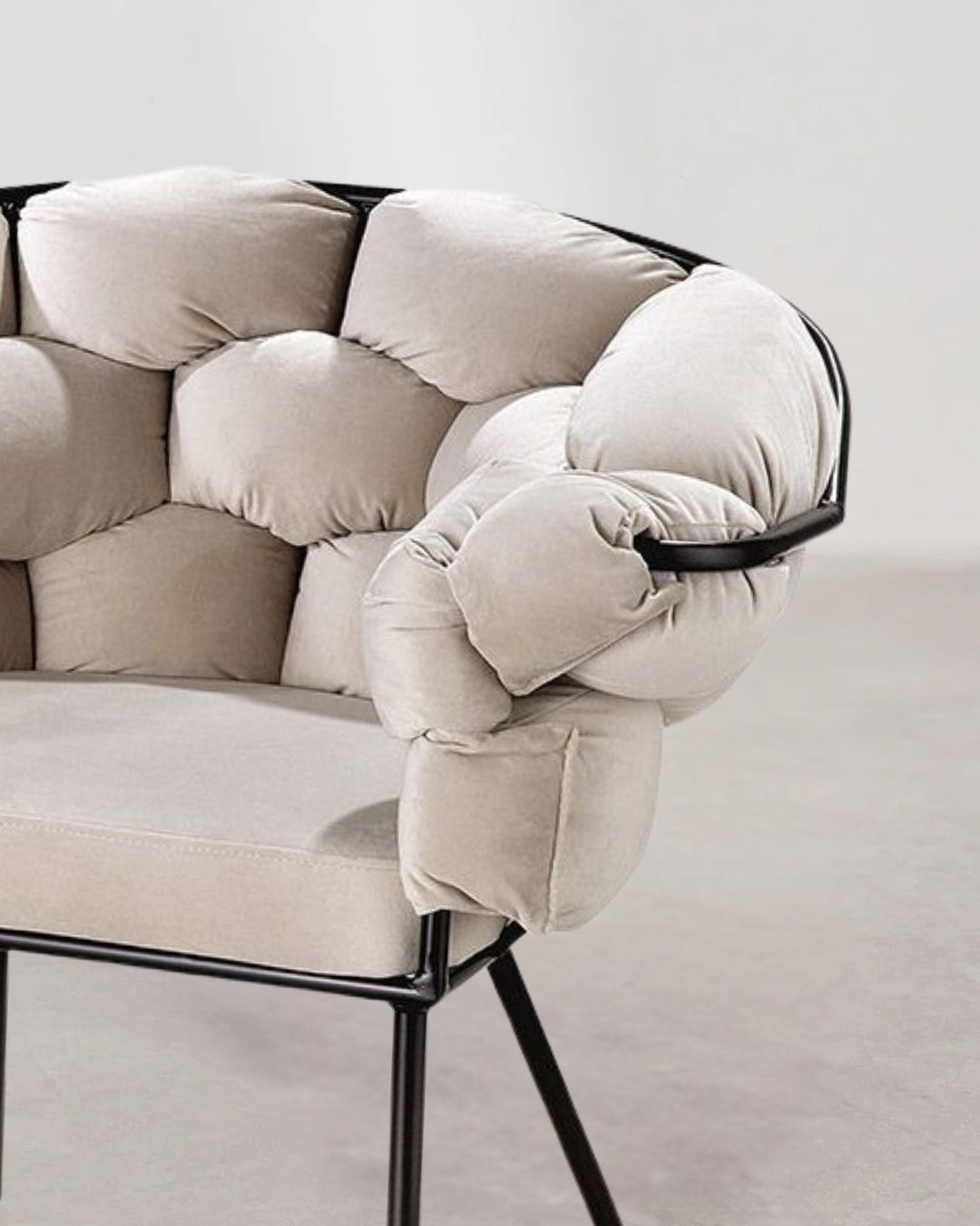 Seitenansicht des beige "Connect" Stuhls/Sessels mit robustem Metallrahmen und weichem Textilbezug.