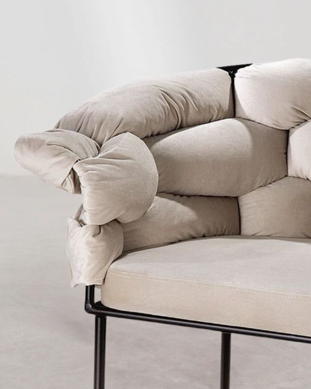 Detailansicht des beige "Connect" Stuhls/Sessels mit bequemer Sitzfläche und Metallgestell.