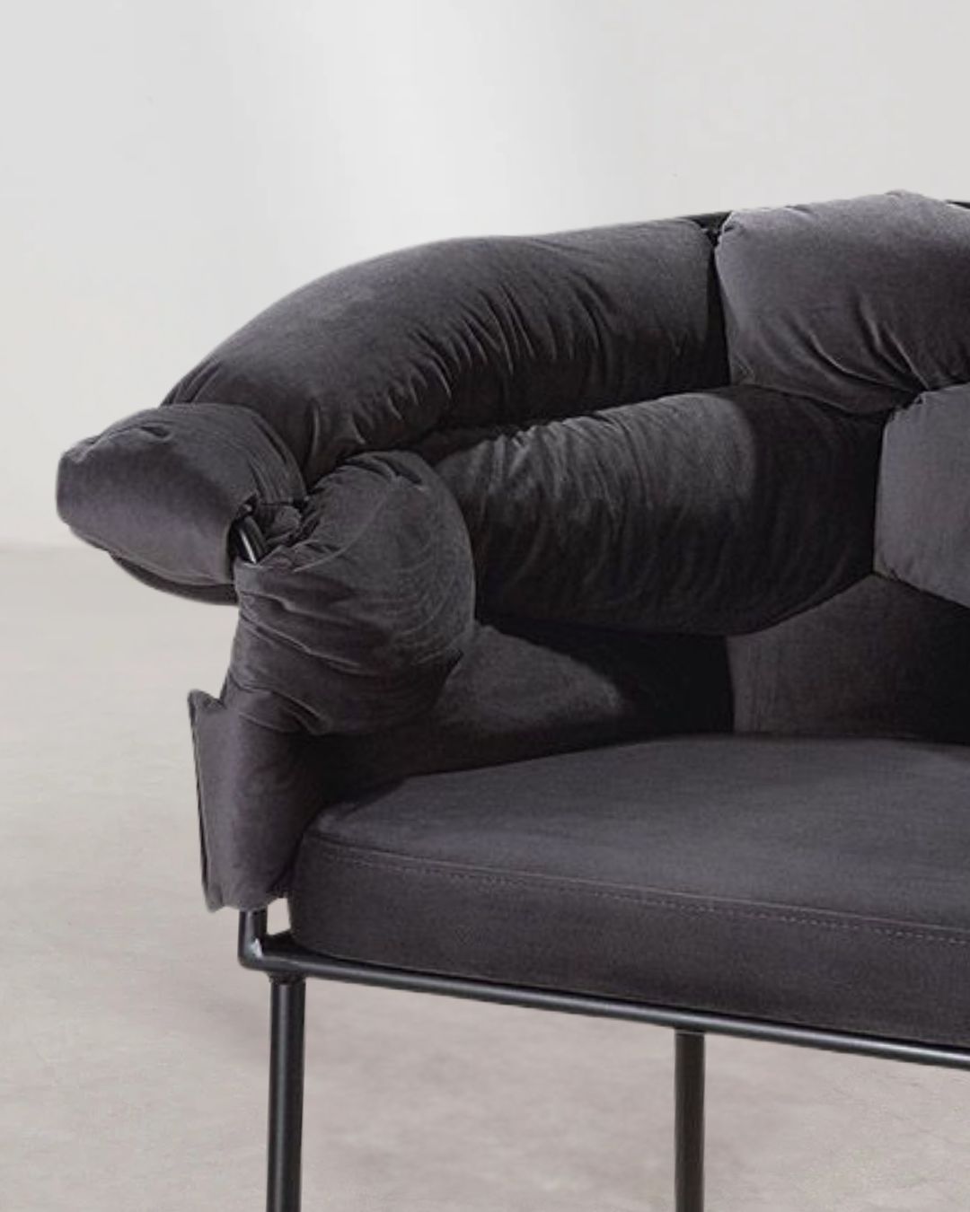 Seitenansicht des anthrazitfarbenen "Connect" Stuhls/Sessels mit stabilem Metallrahmen.