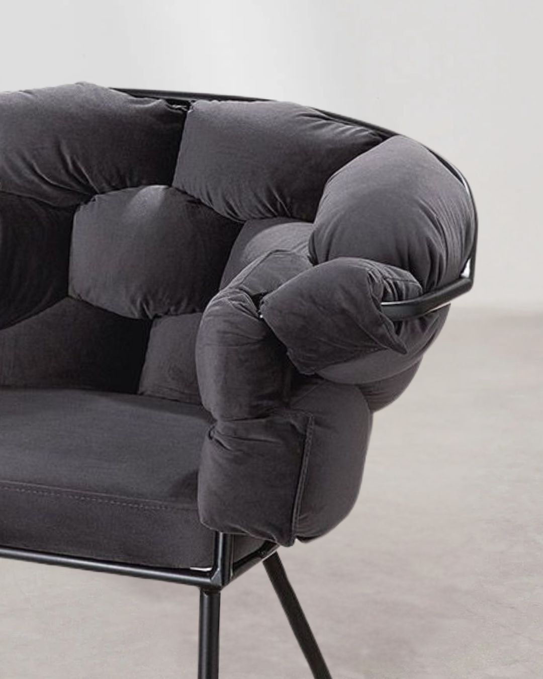 Detailansicht des weichen Stoffbezugs des "Connect" Stuhls/Sessels in Anthrazit.