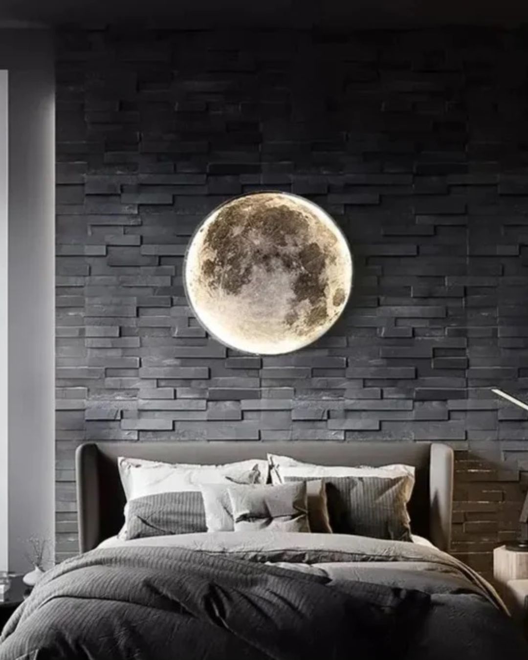 Detailaufnahme der hochwertigen Mondoberfläche mit natürlichem Lichteffekt.