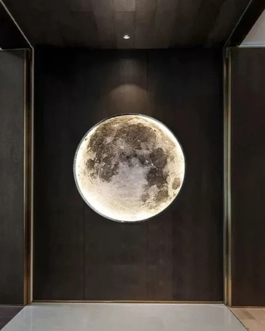 Luxuriöse Wand- oder Deckenlampe im kreativen Mond-Design.