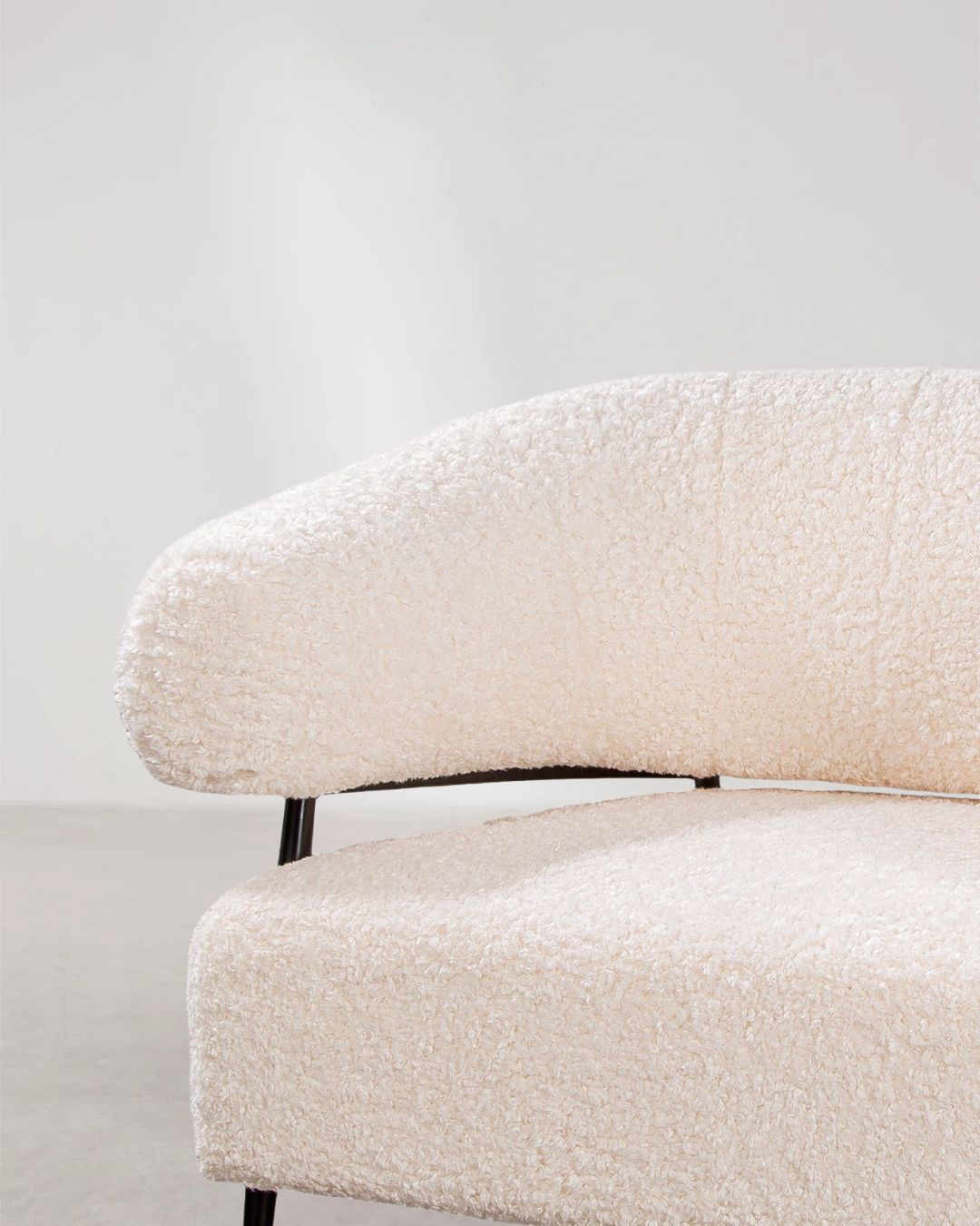 Eleganter Armchair in Weiß mit großzügiger Sitzfläche und PU-beschichtetem Stoff für hohen Komfort.