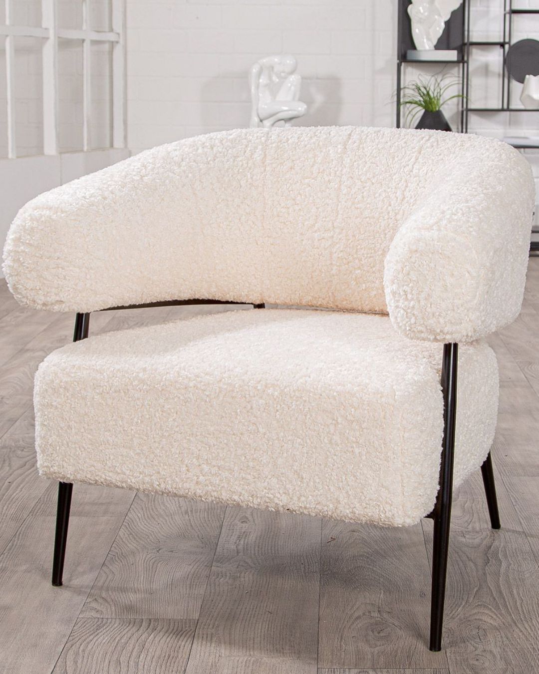 Stilvoller Lounge-Sessel in Weiß, seitliche Ansicht mit gemütlicher Polsterung und stabiler Konstruktion.