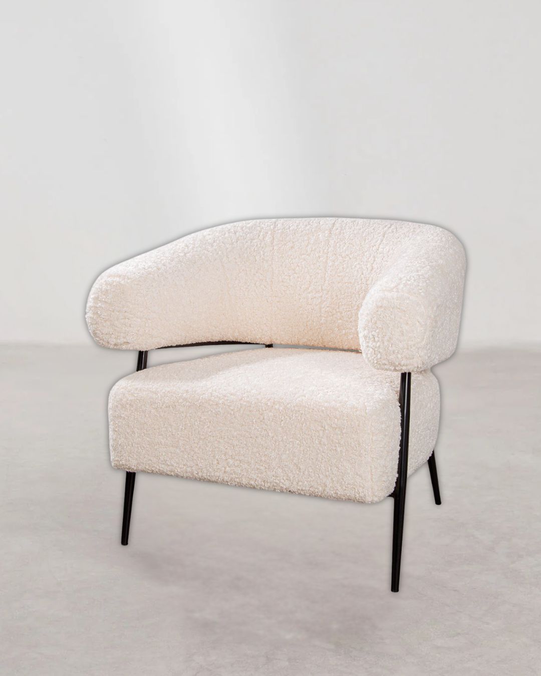 Weißer Lounge-Sessel mit weicher Stoffpolsterung und modernem Design, perfekt für Wohnzimmer oder Leseecke.