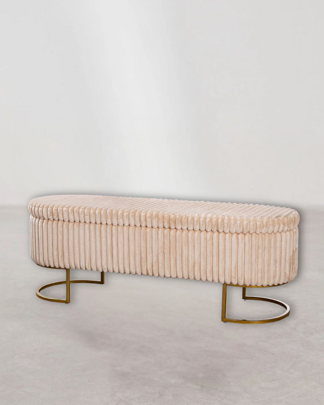 Beige Sitzbank mit weicher Polsterung, perfekt für jeden Raum.