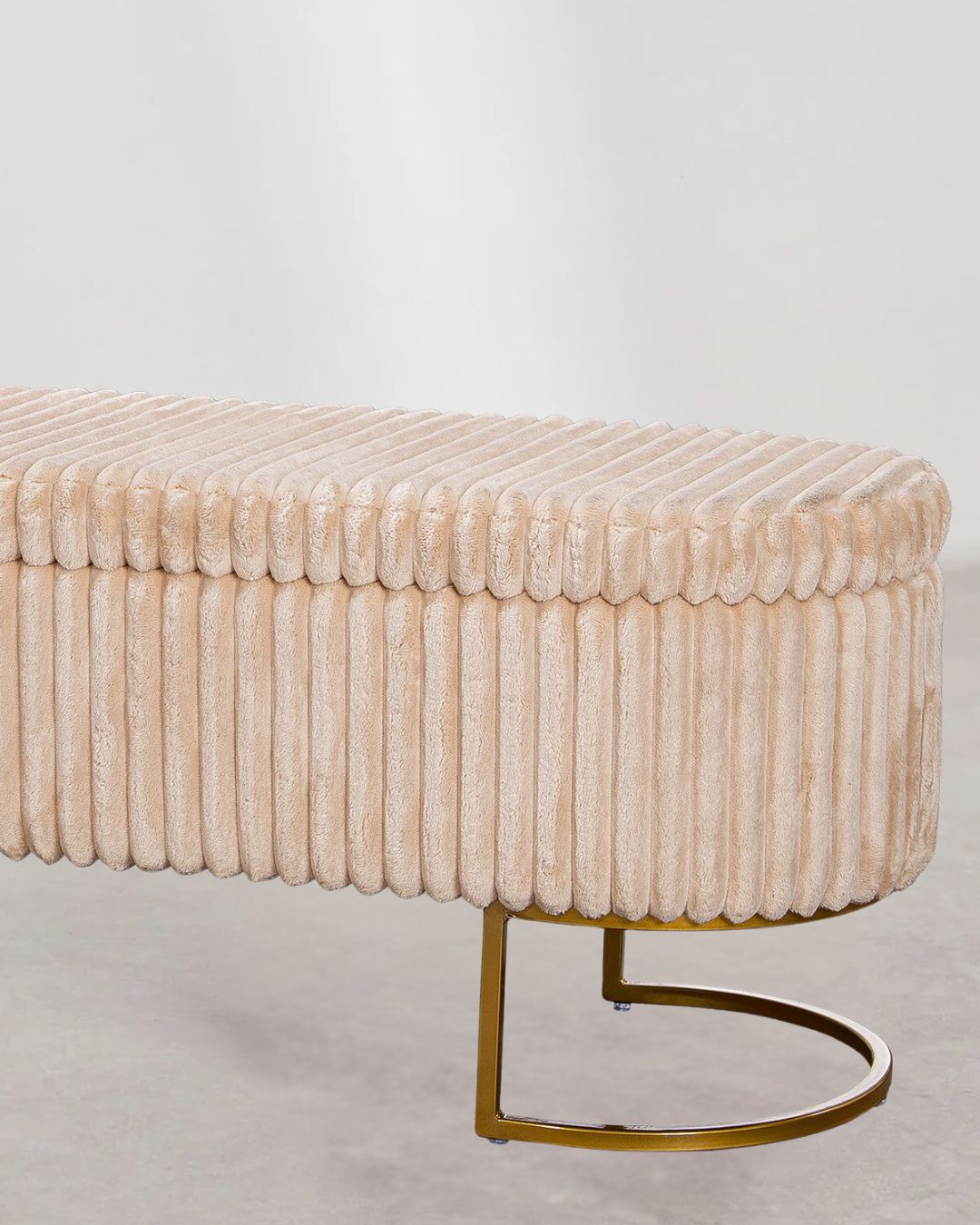 Seitenansicht der eleganten beige Sitzbank im modernen Design.