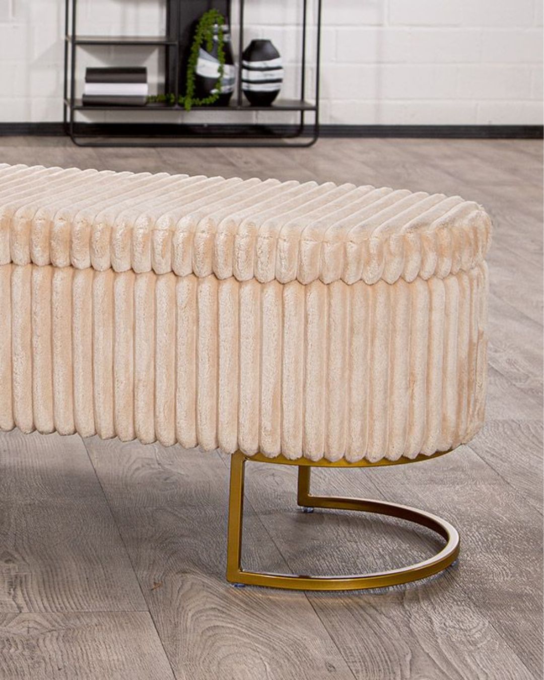 Detailansicht der beige Sitzbank mit angenehmer Stoffpolsterung.