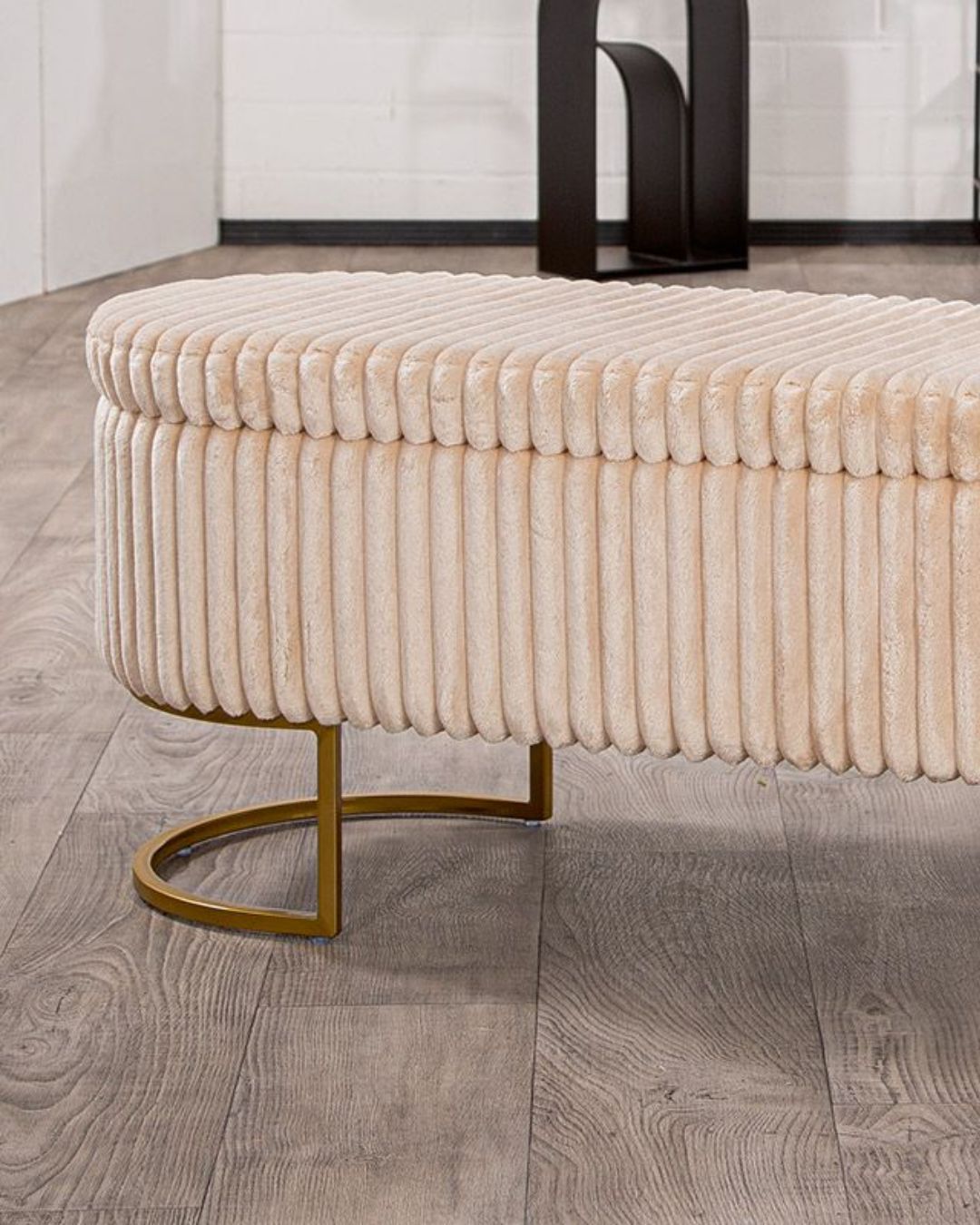 Beige Sitzbank, ideal für Flur, Esszimmer oder Schlafzimmer.