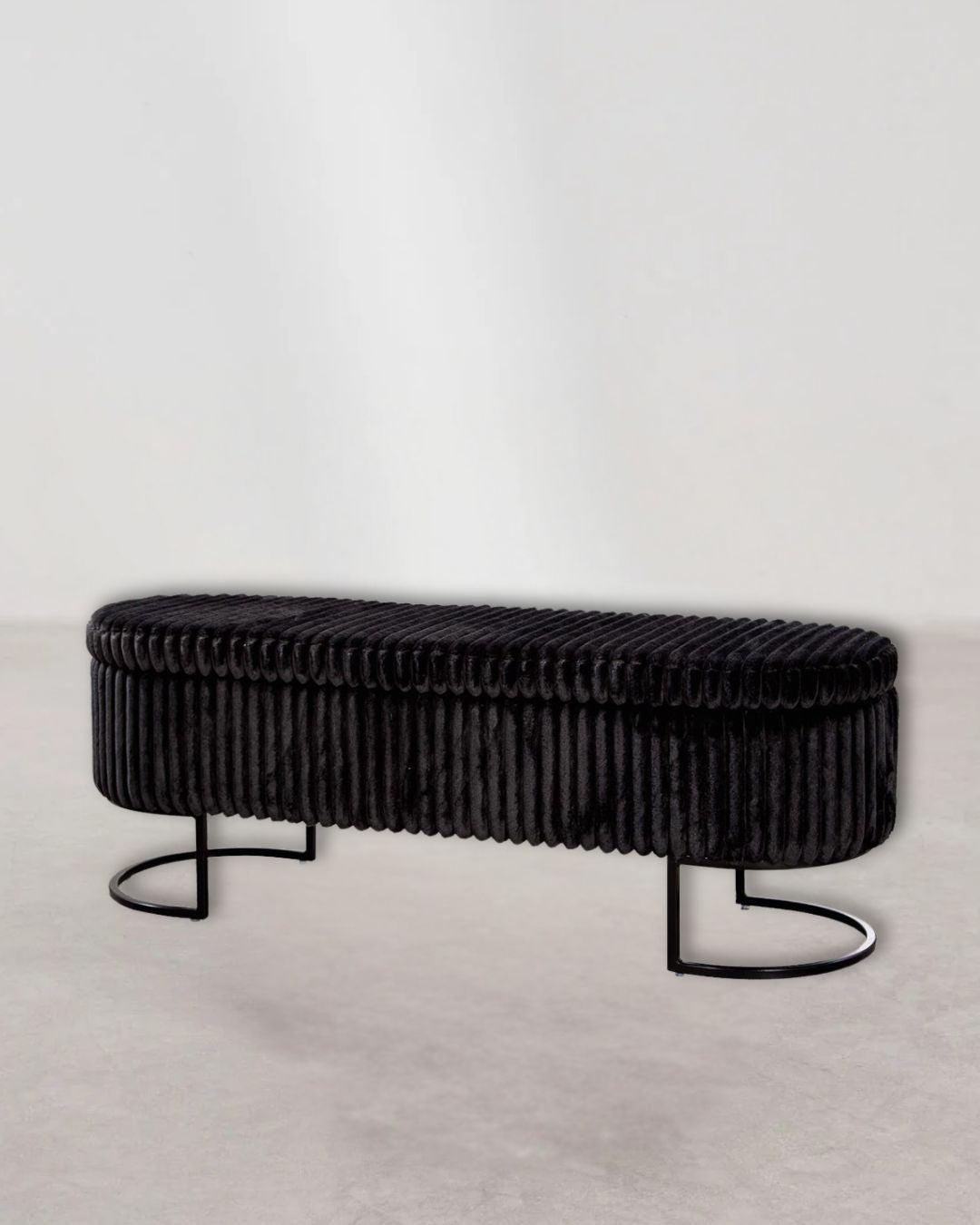 Elegante schwarze Sitzbank mit weicher Stoffpolsterung, ideal für moderne Räume.