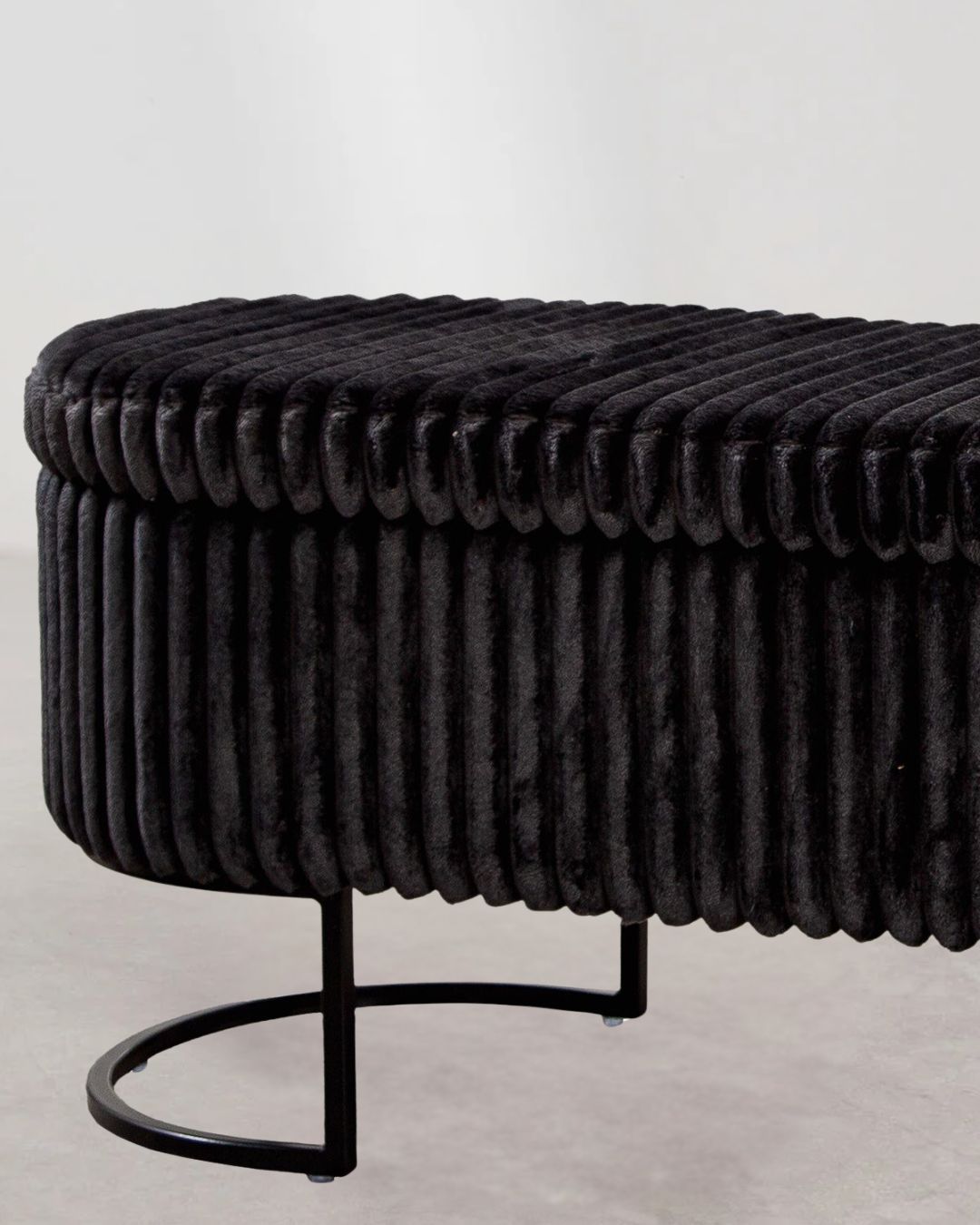 Schlichte schwarze Bank mit minimalistischen Design, perfekt für Esszimmer oder Flur.