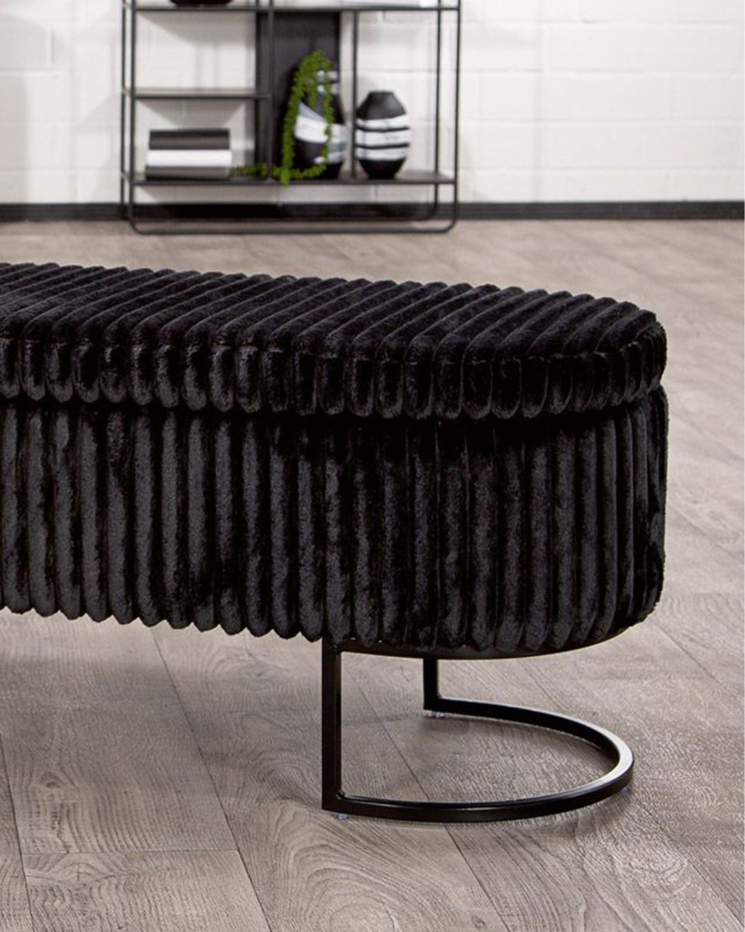 Moderne Sitzbank in Schwarz, seitliche Ansicht mit geraden Linien und hochwertiger Polsterung.