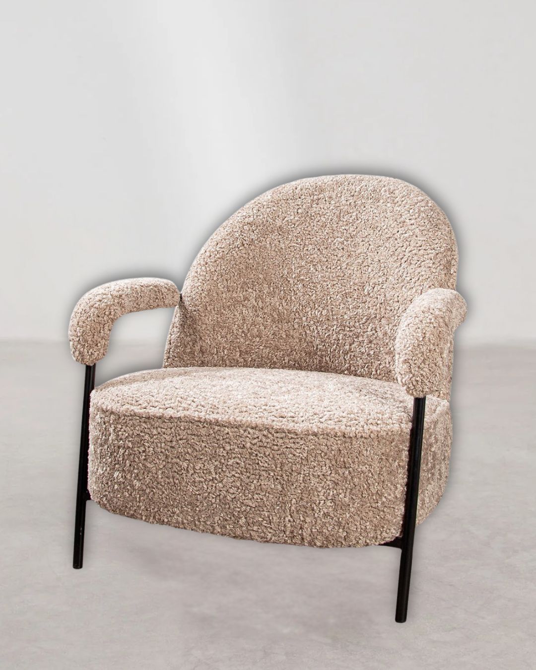 Beiger Armchair mit weicher Polsterung und modernem Design.