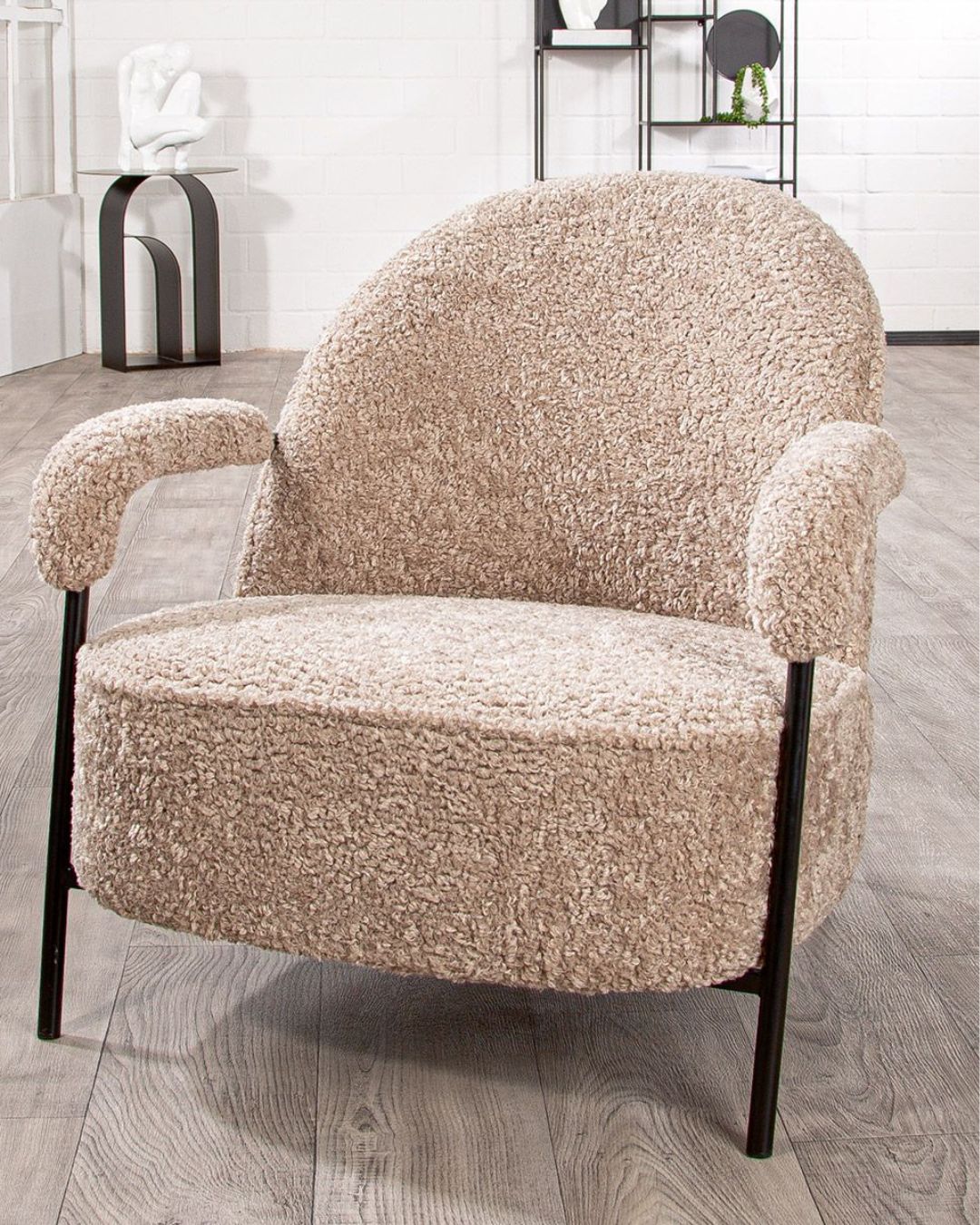 Seitenansicht des beigen Armchairs mit großzügiger Sitzfläche.