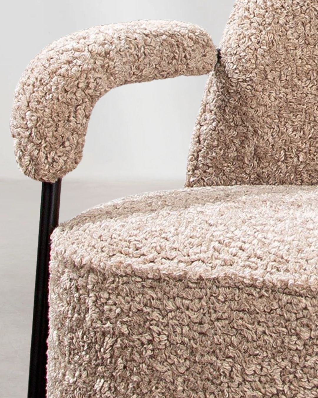 Beiger Armchair, ideal für Wohnzimmer, Schlafzimmer oder Leseecke.