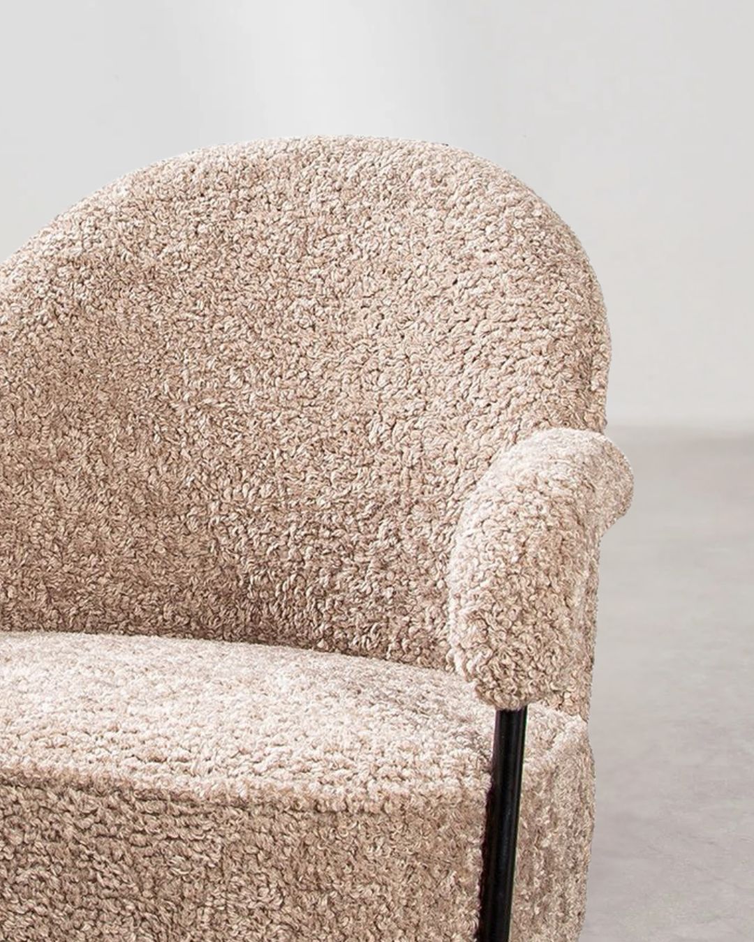 Eleganter beiger Armchair mit weicher Polsterung und stilvollem Design.