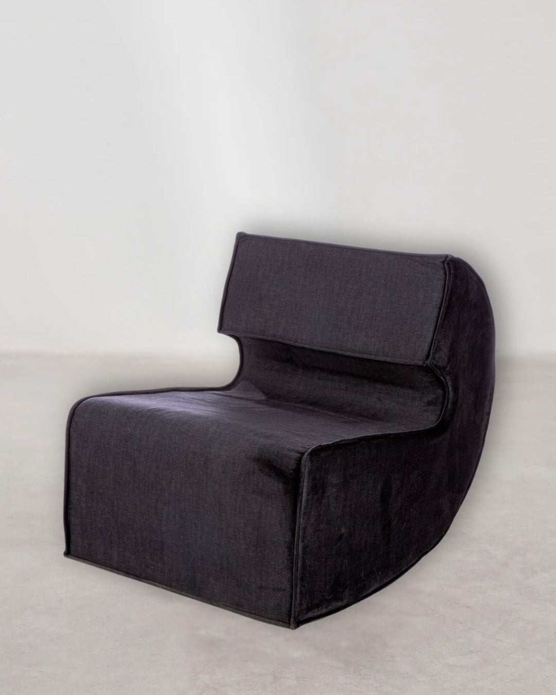 Schwarzer Armchair mit weicher Polsterung und modernem Design.