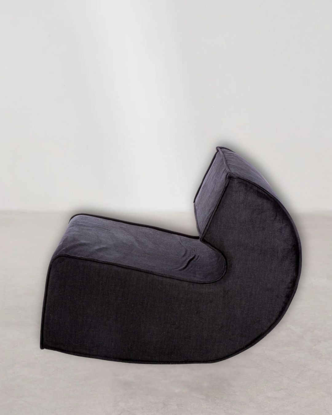 Schwarzer Armchair aus Stoff, der modern und komfortabel wirkt.