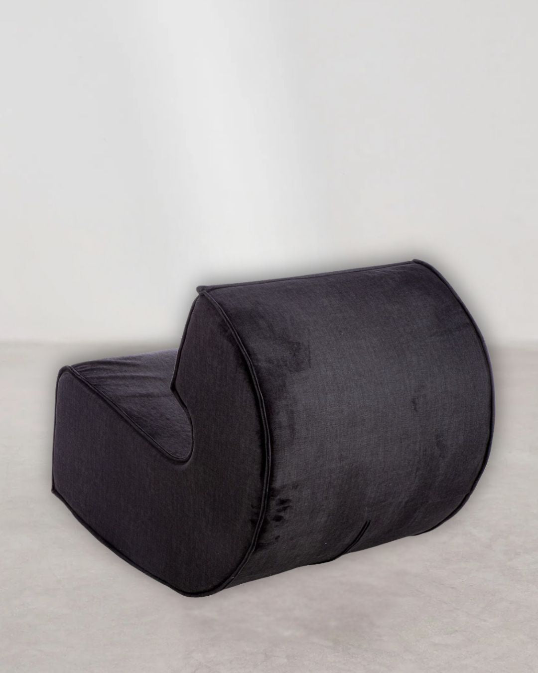 Blick auf den schwarzen Armchair, perfekt für entspannende Momente in jedem Raum.