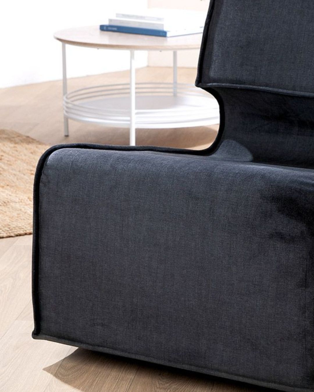 Schwarzer Armchair, ideal für Wohnzimmer, Schlafzimmer oder Büro.