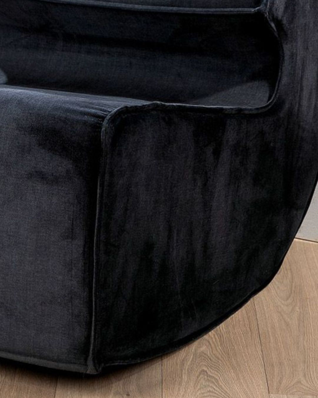 Eleganter schwarzer Armchair mit weicher Polsterung und stilvollem Design.