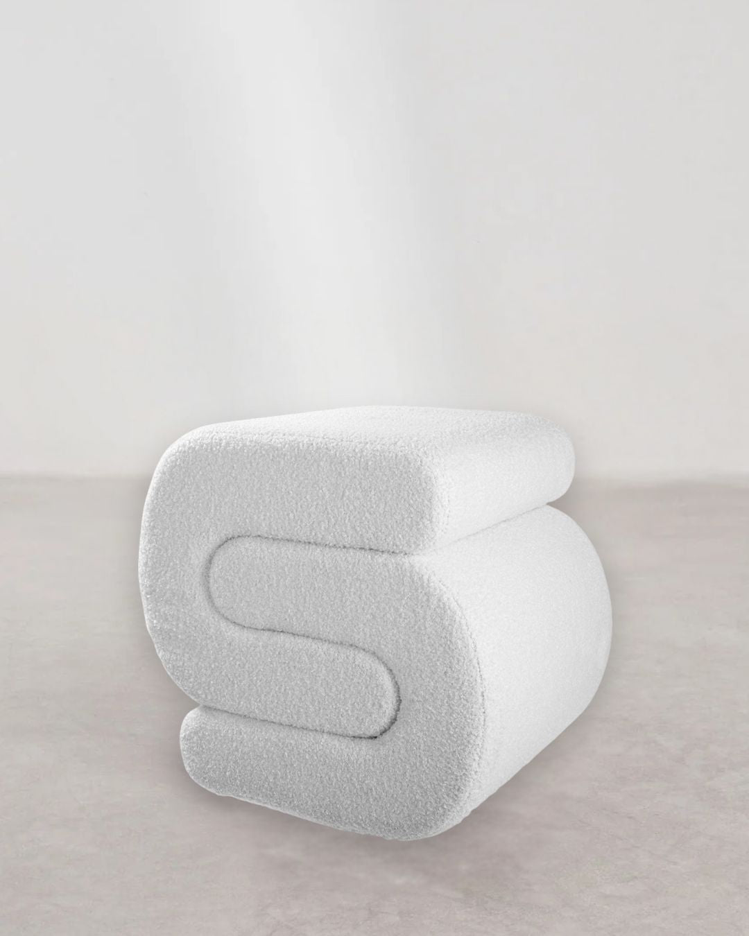 Eleganter Hocker im Wohnzimmer platziert