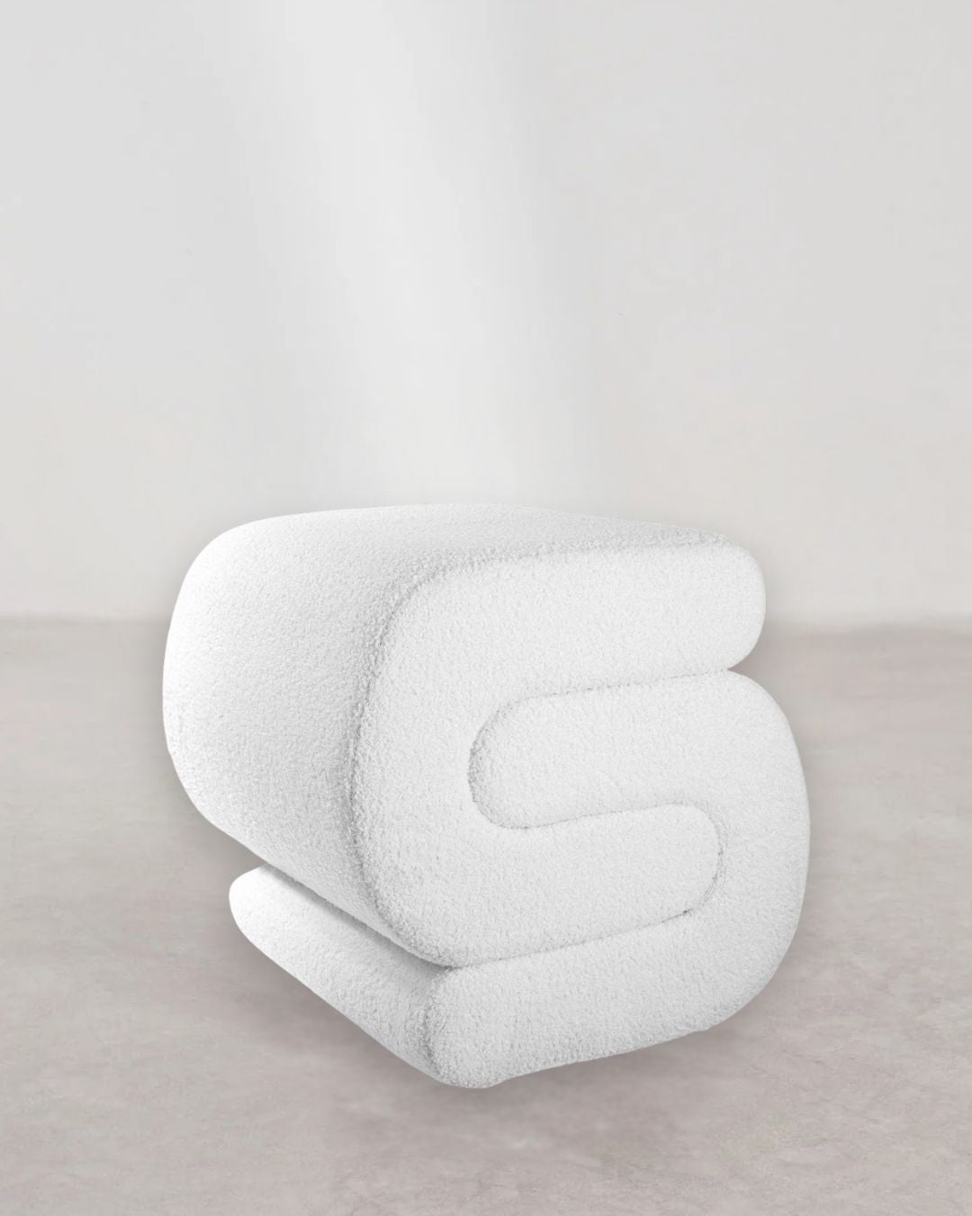 Weißer Hocker aus MDF und Polyester – Vorderansicht